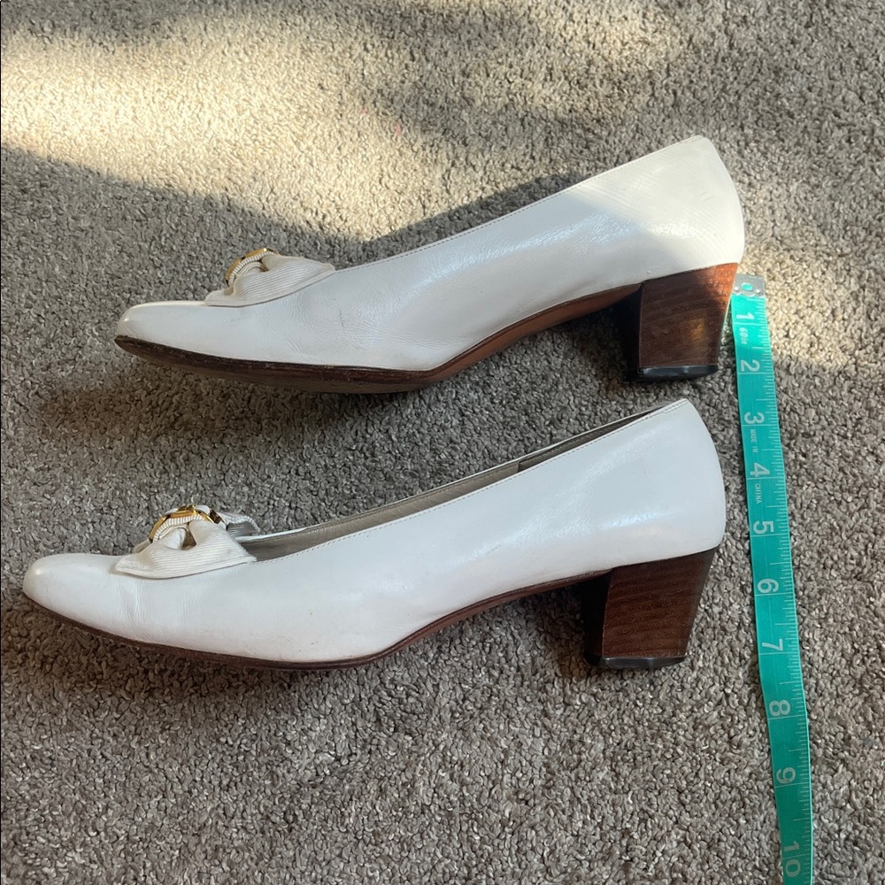 Vintage Salvatore Ferragamo White Bow Pumps with Gold Accent - Picture 8 of 16